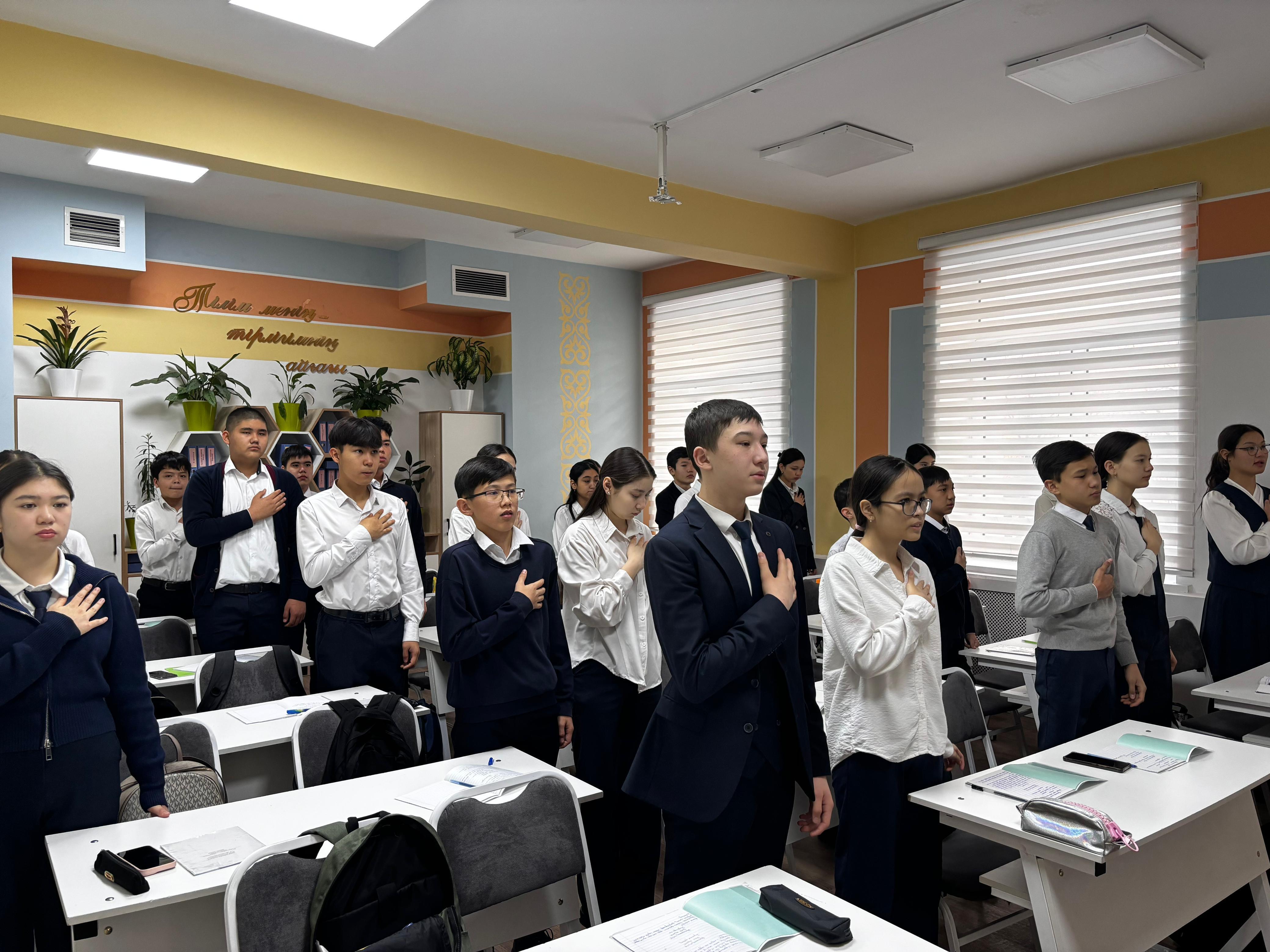 «Менің Қазақстаным» оқу аптасының басында оқушылардың ҚР Әнұранын орындауы