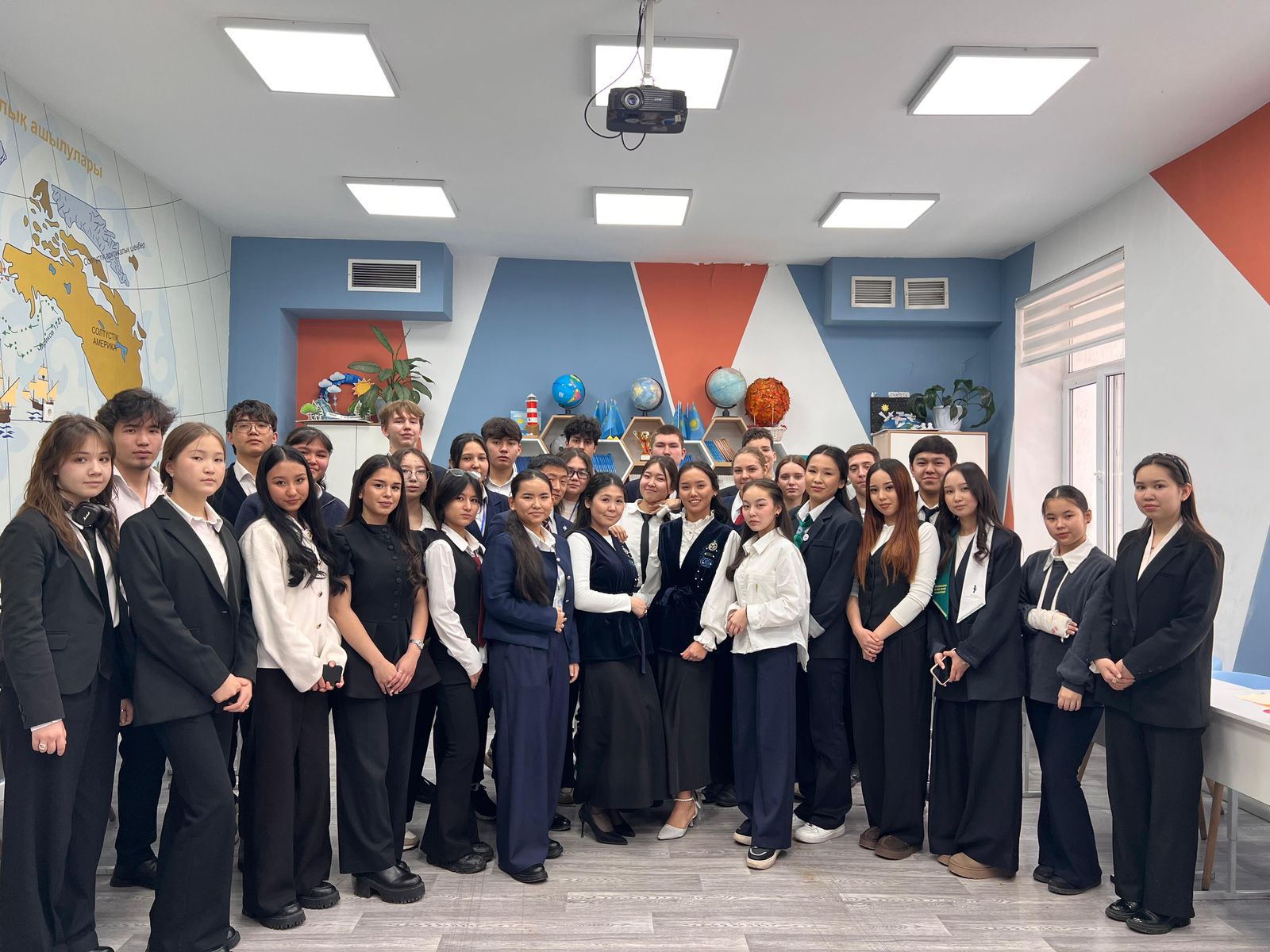 Түрксіб ауданының мектеп парламентінің көшбасшыларымен «Құқық және жауапкершілік» атты дөңгелек үстел