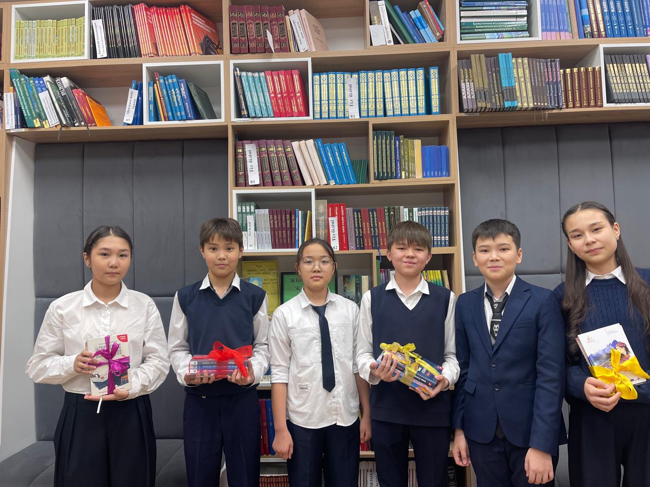 «Өзің оқып, өзгеге тарту ет!» челленджі